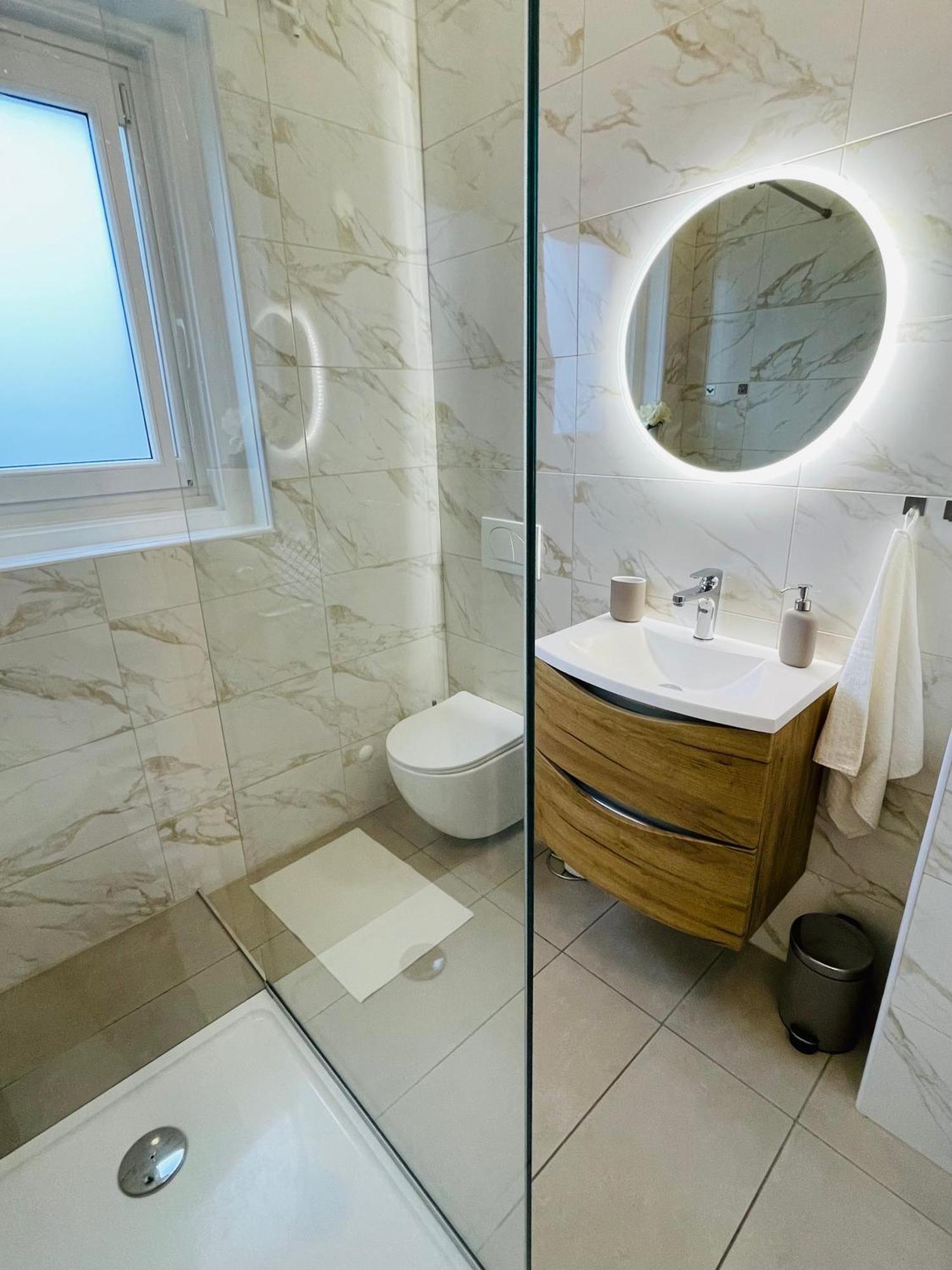 Apartma Srecko, Sezana Luaran gambar